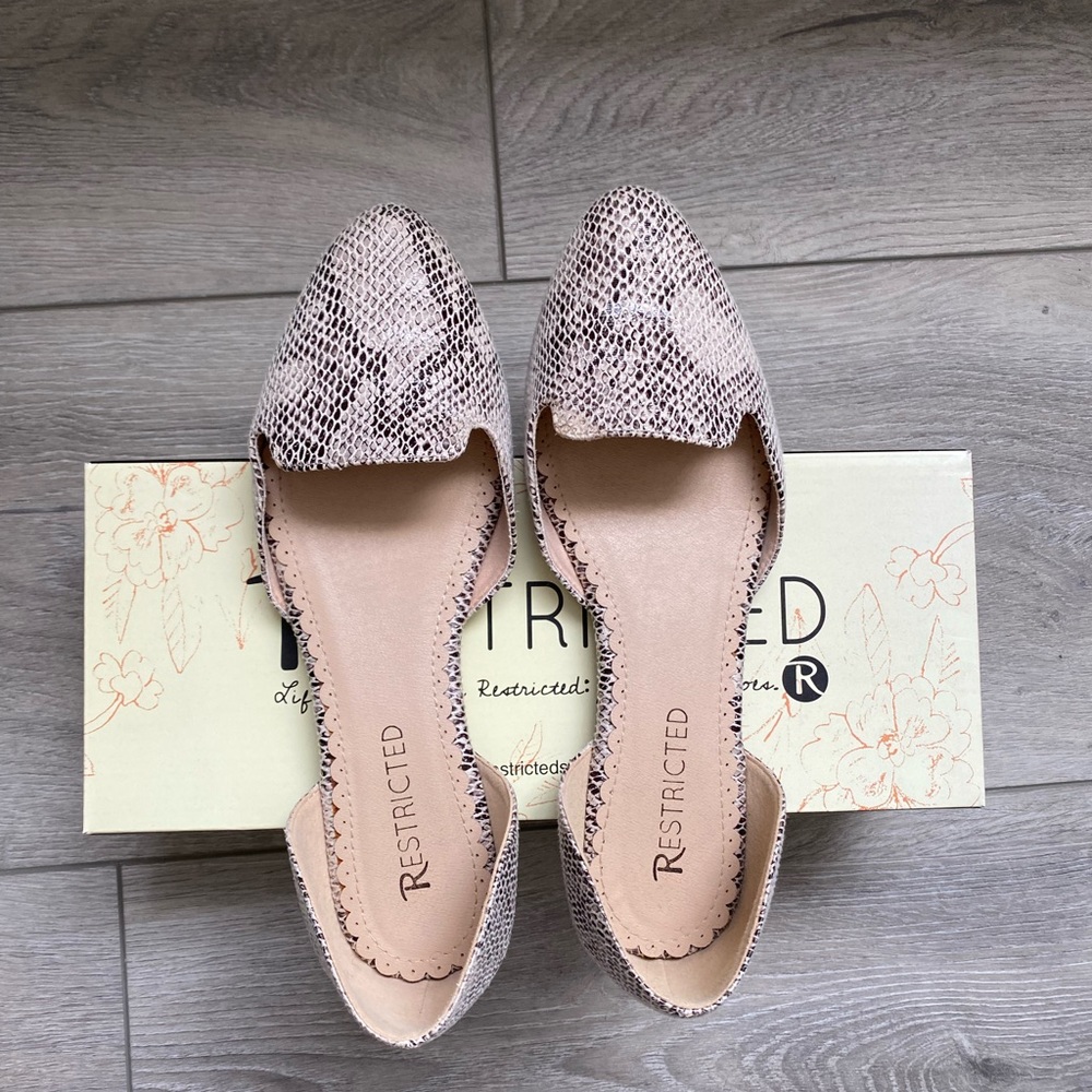 Like new snake print flats